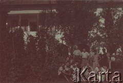 Lipiec 1942, Campulung Muscel, Rumunia.
Polscy uchodźcy w Rumunii podczas II wojny światowej. Kolonie letnie dla polskich studentów - w środku grupy z akordeonem Stanisław Wisłocki.
Fot. NN, zbiory Ośrodka KARTA, udostępnił Tadeusz Gaydamowicz.