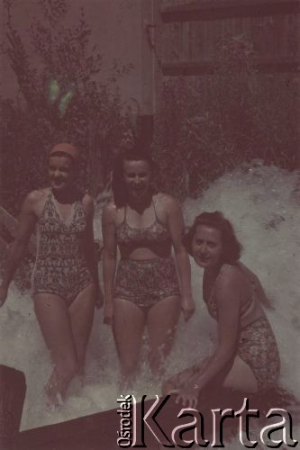 Lipiec 1942, Campulung Muscel, Rumunia.
Polscy uchodźcy w Rumunii podczas II wojny światowej. Od lewej: Nina Łozińska, Ada Donotkówna i Czeszka Marie Sredni podczas kąpieli w potoku.
Fot. NN, zbiory Ośrodka KARTA, udostępnił Tadeusz Gaydamowicz.