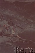 Lipiec 1942, Ezerul Mare, Rumunia.
Polscy uchodźcy w Rumunii podczas II wojny światowej. Wycieczka górska, siedzą: Danuta Strzeszewska, Ada Donotkówna, Nina Łozińska, z tyłu stoi Tadeusz Gaydamowicz. Chwila odpoczynku nad stawem w drodze na szczyt Ezerul Mare 2462 m.n.p.m.
Fot. NN, zbiory Ośrodka KARTA, udostępnił Tadeusz Gaydamowicz.