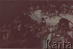 Lipiec 1942, Campulung Muscel, Rumunia.
Polscy uchodźcy w Rumunii podczas II wojny światowej. Kolonie letnie dla polskich studentów - stołówka.
Fot. NN, zbiory Ośrodka KARTA, udostępnił Tadeusz Gaydamowicz.