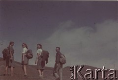 Lipiec 1942, Ezerul Mare, Rumunia.
Polscy uchodźcy w Rumunii podczas II wojny światowej. Wycieczka górska, od lewej: Nina Łozińska,  Danuta Strzeszewska, Ada Donotkówna i Tadeusz Gaydamowicz w drodze na szczyt Ezerul Mare 2462 m.n.p.m.
Fot. NN, zbiory Ośrodka KARTA, udostępnił Tadeusz Gaydamowicz.
