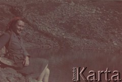 Lipiec 1942, Ezerul Mare, Rumunia.
Polscy uchodźcy w Rumunii podczas II wojny światowej. Wyprawa na szczyt Ezerul Mare 2462 m.n.p.m. Danuta Strzeszewska-Bieńkowska nad górskim stawem.
Fot. NN, zbiory Ośrodka KARTA, udostępnił Tadeusz Gaydamowicz.