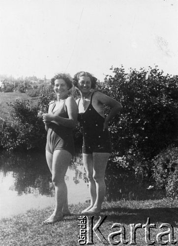 1937, Głowno, woj. łódzkie, Polska.
Od lewej Aurelia i Jadwiga Sawickie nad rzeką Mrogą w Głownie.
Fot. NN, zbiory Ośrodka KARTA, udostępniła Karolina Puczyńska.


