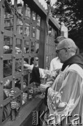 31.08.1980, Wrocław, Polska.
Strajk pracowników zajezdni tramwajowej nr 2 przy ul. Słowiańskiej, msza święta, komunia przez kratę bramy wjazdowej.
Fot. NN, zbiory Ośrodka KARTA, udostępnił Zygmunt Pogroszowski.

