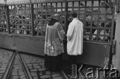 31.08.1980, Wrocław, Polska.
Strajk pracowników zajezdni tramwajowej nr 2 przy ul. Słowiańskiej, msza święta, komunia przez kratę bramy wjazdowej.
Fot. NN, zbiory Ośrodka KARTA, udostępnił Zygmunt Pogroszowski.

