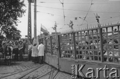 31.08.1980, Wrocław, Polska.
Strajk pracowników zajezdni tramwajowej nr 2 przy ul. Słowiańskiej, msza święta, komunia przez kratę bramy wjazdowej.
Fot. NN, zbiory Ośrodka KARTA, udostępnił Zygmunt Pogroszowski.

