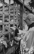 31.08.1980, Wrocław, Polska.
Strajk pracowników zajezdni tramwajowej nr 2 przy ul. Słowiańskiej, msza święta, komunia przez kratę bramy wjazdowej.
Fot. NN, zbiory Ośrodka KARTA, udostępnił Zygmunt Pogroszowski.

