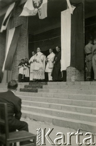 1942,Teheran, Iran.
Nabożeństwo dla uchodźców i żołnierzy w obozie dla Polaków ewakuowanych z ZSRR (Nr.1). [Polscy uchodźcy trafili do Iranu w 1942 wraz z nowoutworzonym Wojskiem Polskim pod dowództwem generała Władysława Andersa (w dwóch rzutach ewakuacyjnych z ZSRR w marcu i sierpniu). W sumie oprócz wojska dotarło tam 38 tysięcy Polaków, z czego ponad połowę stanowiły dzieci i młodzież. W Teheranie powstały trzy obozy dla ludności cywilnej i sierociniec; stąd kierowano Polaków do stałych osiedli w różnych rejonach świata (np. w Nowej Zelandii, Ugandzie, Meksyku)]. 
Fot. NN, zbiory Ośrodka KARTA, kolekcja Adeli Duszy przekazała Halina Guść