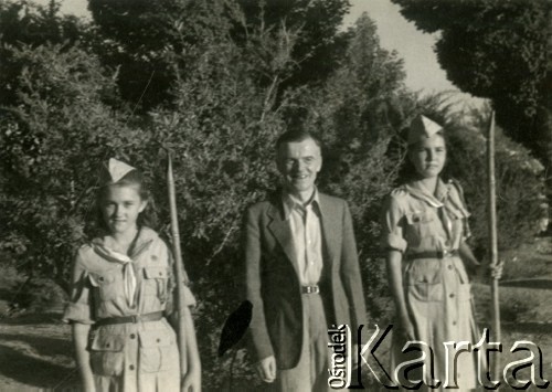 1942, Teheran, Iran.
Starosta Roman Dusza odwiedza polski obóz harcerski. [Polscy uchodźcy trafili do Iranu w 1942 wraz z nowoutworzonym Wojskiem Polskim pod dowództwem generała Władysława Andersa (w dwóch rzutach ewakuacyjnych z ZSRR w marcu i sierpniu). W sumie oprócz wojska dotarło tam 38 tysięcy Polaków, z czego ponad połowę stanowiły dzieci i młodzież. W Teheranie powstały trzy obozy dla ludności cywilnej i sierociniec; stąd kierowano Polaków do stałych osiedli w różnych rejonach świata (np. w Nowej Zelandii, Ugandzie, Meksyku)].
Fot. NN, zbiory Ośrodka KARTA, kolekcja Adeli Duszy przekazała Halina Guść