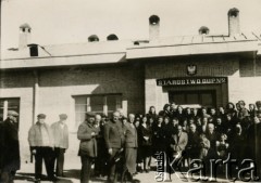 1943, Teheran, Iran.
Pracownicy starostwa i obozu dla Polaków ewakuowanych z ZSRR. [Polscy uchodźcy trafili do Iranu w 1942 wraz z nowoutworzonym Wojskiem Polskim pod dowództwem generała Władysława Andersa (w dwóch rzutach ewakuacyjnych z ZSRR w marcu i sierpniu). W sumie oprócz wojska dotarło tam 38 tysięcy Polaków, z czego ponad połowę stanowiły dzieci i młodzież. W Teheranie powstały trzy obozy dla ludności cywilnej i sierociniec; stąd kierowano Polaków do stałych osiedli w różnych rejonach świata (np. w Nowej Zelandii, Ugandzie, Meksyku)].
Fot. NN, zbiory Ośrodka KARTA, kolekcja Adeli Duszy przekazała Halina Guść