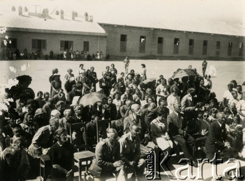 1943, Teheran, Iran.
Uroczyste nabożeństwo w obozie dla Polaków ewakuowanych z ZSRR (Nr 2). [Polscy uchodźcy trafili do Iranu w 1942 wraz z nowoutworzonym Wojskiem Polskim pod dowództwem generała Władysława Andersa (w dwóch rzutach ewakuacyjnych z ZSRR w marcu i sierpniu). W sumie oprócz wojska dotarło tam 38 tysięcy Polaków, z czego ponad połowę stanowiły dzieci i młodzież. W Teheranie powstały trzy obozy dla ludności cywilnej i sierociniec; stąd kierowano Polaków do stałych osiedli w różnych rejonach świata (np. w Nowej Zelandii, Ugandzie, Meksyku)].
Fot. NN, zbiory Ośrodka KARTA, kolekcja Adeli Duszy przekazała Halina Guść