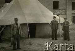 1943, Teheran, Iran.
Straż pożarna obozu dla Polaków ewakuowanych z ZSRR (Nr 2). [Polscy uchodźcy trafili do Iranu w 1942 wraz z nowoutworzonym Wojskiem Polskim pod dowództwem generała Władysława Andersa (w dwóch rzutach ewakuacyjnych z ZSRR w marcu i sierpniu). W sumie oprócz wojska dotarło tam 38 tysięcy Polaków, z czego ponad połowę stanowiły dzieci i młodzież. W Teheranie powstały trzy obozy dla ludności cywilnej i sierociniec; stąd kierowano Polaków do stałych osiedli w różnych rejonach świata (np. w Nowej Zelandii, Ugandzie, Meksyku)].
Fot. NN, zbiory Ośrodka KARTA, kolekcja Adeli Duszy przekazała Halina Guść