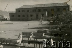 Wrzesień 1943, Teheran, Iran.
Pralnie w obozie dla Polaków ewakuowanych z ZSRR (Nr 1). [Polscy uchodźcy trafili do Iranu w 1942 wraz z nowoutworzonym Wojskiem Polskim pod dowództwem generała Władysława Andersa (w dwóch rzutach ewakuacyjnych z ZSRR w marcu i sierpniu). W sumie oprócz wojska dotarło tam 38 tysięcy Polaków, z czego ponad połowę stanowiły dzieci i młodzież. W Teheranie powstały trzy obozy dla ludności cywilnej i sierociniec; stąd kierowano Polaków do stałych osiedli w różnych rejonach świata (np. w Nowej Zelandii, Ugandzie, Meksyku)].
Fot. NN, zbiory Ośrodka KARTA, kolekcja Adeli Duszy przekazała Halina Guść