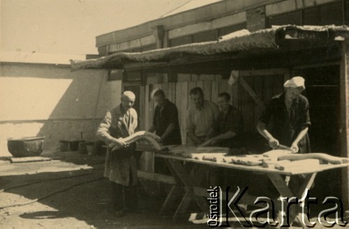 Wrzesień 1943, Teheran, Iran.
Kuchnia obozowa dla Polaków ewakuowanych z ZSRR (Nr 1). [Polscy uchodźcy trafili do Iranu w 1942 wraz z nowoutworzonym Wojskiem Polskim pod dowództwem generała Władysława Andersa (w dwóch rzutach ewakuacyjnych z ZSRR w marcu i sierpniu). W sumie oprócz wojska dotarło tam 38 tysięcy Polaków, z czego ponad połowę stanowiły dzieci i młodzież. W Teheranie powstały trzy obozy dla ludności cywilnej i sierociniec; stąd kierowano Polaków do stałych osiedli w różnych rejonach świata (np. w Nowej Zelandii, Ugandzie, Meksyku)].
Fot. NN, zbiory Ośrodka KARTA, kolekcja Adeli Duszy przekazała Halina Guść