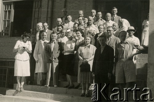 1943, Teheran, Iran.
Pracownicy starostwa obozu dla Polaków ewakuowanych z ZSRR (Nr 2). [Polscy uchodźcy trafili do Iranu w 1942 wraz z nowoutworzonym Wojskiem Polskim pod dowództwem generała Władysława Andersa (w dwóch rzutach ewakuacyjnych z ZSRR w marcu i sierpniu). W sumie oprócz wojska dotarło tam 38 tysięcy Polaków, z czego ponad połowę stanowiły dzieci i młodzież. W Teheranie powstały trzy obozy dla ludności cywilnej i sierociniec; stąd kierowano Polaków do stałych osiedli w różnych rejonach świata (np. w Nowej Zelandii, Ugandzie, Meksyku)].
Fot. NN, zbiory Ośrodka KARTA, kolekcja Adeli Duszy przekazała Halina Guść