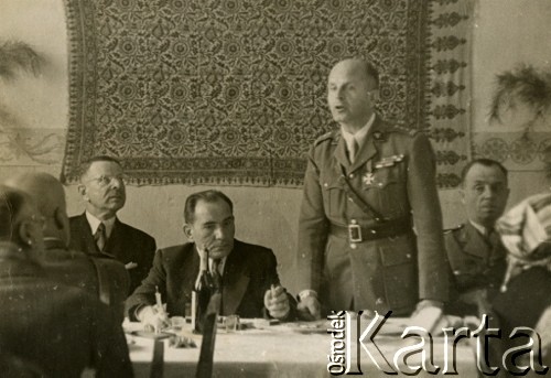 25.04.1943, Teheran, Iran.
Święta Wielkanocne, przemawia attache wojskowy płk Szymański. [Polscy uchodźcy trafili do Iranu w 1942 wraz z nowoutworzonym Wojskiem Polskim pod dowództwem generała Władysława Andersa (w dwóch rzutach ewakuacyjnych z ZSRR w marcu i sierpniu). W sumie oprócz wojska dotarło tam 38 tysięcy Polaków, z czego ponad połowę stanowiły dzieci i młodzież. W Teheranie powstały trzy obozy dla ludności cywilnej i sierociniec; stąd kierowano Polaków do stałych osiedli w różnych rejonach świata (np. w Nowej Zelandii, Ugandzie, Meksyku)].
Fot. NN, zbiory Ośrodka KARTA, kolekcja Adeli Duszy przekazała Halina Guść