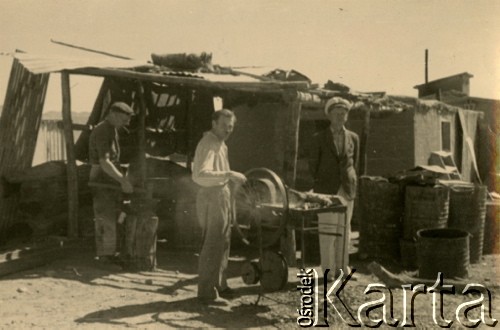 Wrzesień 1943, Teheran, Iran.
Warsztat techniczny w obozie dla Polaków ewakuowanych z ZSRR (Nr 1). [Polscy uchodźcy trafili do Iranu w 1942 wraz z nowoutworzonym Wojskiem Polskim pod dowództwem generała Władysława Andersa (w dwóch rzutach ewakuacyjnych z ZSRR w marcu i sierpniu). W sumie oprócz wojska dotarło tam 38 tysięcy Polaków, z czego ponad połowę stanowiły dzieci i młodzież. W Teheranie powstały trzy obozy dla ludności cywilnej i sierociniec; stąd kierowano Polaków do stałych osiedli w różnych rejonach świata (np. w Nowej Zelandii, Ugandzie, Meksyku)].
Fot. NN, zbiory Ośrodka KARTA, kolekcja Adeli Duszy przekazała Halina Guść