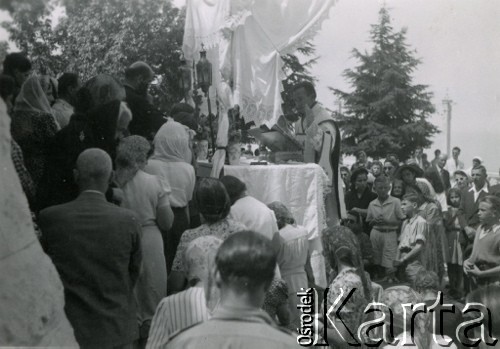 1943, Teheran, Iran.
Nabożeństwo w obozie dla Polaków ewakuowanych z ZSRR (nr 1). [Polscy uchodźcy trafili do Iranu w 1942 wraz z nowoutworzonym Wojskiem Polskim pod dowództwem generała Władysława Andersa (w dwóch rzutach ewakuacyjnych z ZSRR w marcu i sierpniu). W sumie oprócz wojska dotarło tam 38 tysięcy Polaków, z czego ponad połowę stanowiły dzieci i młodzież. W Teheranie powstały trzy obozy dla ludności cywilnej i sierociniec; stąd kierowano Polaków do stałych osiedli w różnych rejonach świata (np. w Nowej Zelandii, Ugandzie, Meksyku)].
Fot. NN, zbiory Ośrodka KARTA, kolekcja Adeli Duszy przekazała Halina Guść