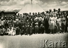 1943, Teheran, Iran.
Pracownicy administracji obozu dla Polaków ewakuowanych z ZSRR (Nr 1). Drugi z lewej (na krześle) siedzi starosta Roman Dusza. [Polscy uchodźcy trafili do Iranu w 1942 wraz z nowoutworzonym Wojskiem Polskim pod dowództwem generała Władysława Andersa (w dwóch rzutach ewakuacyjnych z ZSRR w marcu i sierpniu). W sumie oprócz wojska dotarło tam 38 tysięcy Polaków, z czego ponad połowę stanowiły dzieci i młodzież. W Teheranie powstały trzy obozy dla ludności cywilnej i sierociniec; stąd kierowano Polaków do stałych osiedli w różnych rejonach świata (np. w Nowej Zelandii, Ugandzie, Meksyku)].
Fot. NN, zbiory Ośrodka KARTA, kolekcja Adeli Duszy przekazała Halina Guść