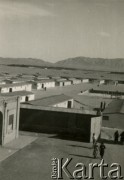 1943, Teheran, Iran.
Obóz dla Polaków ewakuowanych z ZSRR (Nr 2). [Polscy uchodźcy trafili do Iranu w 1942 wraz z nowoutworzonym Wojskiem Polskim pod dowództwem generała Władysława Andersa (w dwóch rzutach ewakuacyjnych z ZSRR w marcu i sierpniu). W sumie oprócz wojska dotarło tam 38 tysięcy Polaków, z czego ponad połowę stanowiły dzieci i młodzież. W Teheranie powstały trzy obozy dla ludności cywilnej i sierociniec; stąd kierowano Polaków do stałych osiedli w różnych rejonach świata (np. w Nowej Zelandii, Ugandzie, Meksyku)].
Fot. NN, zbiory Ośrodka KARTA, kolekcja Adeli Duszy przekazała Halina Guść