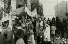 20.06.1946, Liban.
Procesja Bożego Ciała z udziałem Polaków ewakuowanych z ZSRR. [Polscy uchodźcy w 1942 trafili do Iran.u wraz z nowoutworzonym Wojskiem Polskim pod dowództwem generała Władysława Andersa (w dwóch rzutach ewakuacyjnych z ZSRR w marcu i sierpniu). W sumie oprócz wojska dotarło tam 38 tysięcy Polaków, z czego ponad połowę stanowiły dzieci i młodzież. Około 4,3 tysięcy z nich w 1945 roku trafiło do Libanu. Zostali rozmieszczeni w 9 miejscowościach w pobliżu Bejrutu]. 
Fot. NN, zbiory Ośrodka KARTA, kolekcja Adeli Duszy przekazała Halina Guść