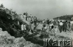 1946, Liban.
Polscy uchodźcy podczas wycieczki. [Polscy uchodźcy w 1942 trafili do Iran.u wraz z nowoutworzonym Wojskiem Polskim pod dowództwem generała Władysława Andersa (w dwóch rzutach ewakuacyjnych z ZSRR w marcu i sierpniu). W sumie oprócz wojska dotarło tam 38 tysięcy Polaków, z czego ponad połowę stanowiły dzieci i młodzież. Około 4,3 tysięcy z nich w 1945 roku trafiło do Libanu. Zostali rozmieszczeni w 9 miejscowościach w pobliżu Bejrutu]. 
Fot. NN, zbiory Ośrodka KARTA, kolekcja Adeli Duszy przekazała Halina Guść