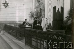 1946, Liban.
Kościół katolicki. [Polscy uchodźcy w 1942 trafili do Iran.u wraz z nowoutworzonym Wojskiem Polskim pod dowództwem generała Władysława Andersa (w dwóch rzutach ewakuacyjnych z ZSRR w marcu i sierpniu). W sumie oprócz wojska dotarło tam 38 tysięcy Polaków, z czego ponad połowę stanowiły dzieci i młodzież. Około 4,3 tysięcy z nich w 1945 roku trafiło do Libanu. Zostali rozmieszczeni w 9 miejscowościach w pobliżu Bejrutu]. 
Fot. NN, zbiory Ośrodka KARTA, kolekcja Adeli Duszy przekazała Halina Guść