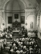 1946, Liban.
Nabożeństwo w kościele katolickim. [Polscy uchodźcy w 1942 trafili do Iran.u wraz z nowoutworzonym Wojskiem Polskim pod dowództwem generała Władysława Andersa (w dwóch rzutach ewakuacyjnych z ZSRR w marcu i sierpniu). W sumie oprócz wojska dotarło tam 38 tysięcy Polaków, z czego ponad połowę stanowiły dzieci i młodzież. Około 4,3 tysięcy z nich w 1945 roku trafiło do Libanu. Zostali rozmieszczeni w 9 miejscowościach w pobliżu Bejrutu]. 
Fot. NN, zbiory Ośrodka KARTA, kolekcja Adeli Duszy przekazała Halina Guść