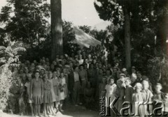 1944, Isfahan, Iran.
Wycieczka szkolna dzieci z obozu dla polskich uchodźców. [Polscy uchodźcy trafili do Iranu w 1942 wraz z nowoutworzonym Wojskiem Polskim pod dowództwem generała Władysława Andersa (w dwóch rzutach ewakuacyjnych z ZSRR w marcu i sierpniu). W sumie oprócz wojska dotarło tam 38 tysięcy Polaków, z czego ponad połowę stanowiły dzieci i młodzież. W Ishafanie (nazywanym „miastem polskich dzieci”) w latach 1942-1945 z uwagi na korzystny klimat umieszczono polskie sierocińce – ponad 20 zakładów wychowawczych dla ok. 3000 osób, liczne szkoły powszechne oraz średnie – ogólnokształcące i zawodowe].
Fot. NN, zbiory Ośrodka KARTA, kolekcja Adeli Duszy przekazała Halina Guść