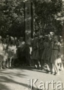 1944, Isfahan, Iran.
Starosta Roman Dusza (po środku na lewo) wizytuje harcerki z obozu dla polskich uchodźców. [Polscy uchodźcy trafili do Iranu w 1942 wraz z nowoutworzonym Wojskiem Polskim pod dowództwem generała Władysława Andersa (w dwóch rzutach ewakuacyjnych z ZSRR w marcu i sierpniu). W sumie oprócz wojska dotarło tam 38 tysięcy Polaków, z czego ponad połowę stanowiły dzieci i młodzież. W Ishafanie (nazywanym „miastem polskich dzieci”) w latach 1942-1945 z uwagi na korzystny klimat umieszczono polskie sierocińce – ponad 20 zakładów wychowawczych dla ok. 3000 osób, liczne szkoły powszechne oraz średnie – ogólnokształcące i zawodowe].
Fot. NN, zbiory Ośrodka KARTA, kolekcja Adeli Duszy przekazała Halina Guść