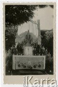 17.07.1944, Isfahan, Iran.
Ołtarz w obozie dla polskich uchodźców. [Polscy uchodźcy trafili do Iranu w 1942 wraz z nowoutworzonym Wojskiem Polskim pod dowództwem generała Władysława Andersa (w dwóch rzutach ewakuacyjnych z ZSRR w marcu i sierpniu). W sumie oprócz wojska dotarło tam 38 tysięcy Polaków, z czego ponad połowę stanowiły dzieci i młodzież. W Ishafanie (nazywanym „miastem polskich dzieci”) w latach 1942-1945 z uwagi na korzystny klimat umieszczono polskie sierocińce – ponad 20 zakładów wychowawczych dla ok. 3000 osób, liczne szkoły powszechne oraz średnie – ogólnokształcące i zawodowe].
Fot. NN, zbiory Ośrodka KARTA, kolekcja Adeli Duszy przekazała Halina Guść