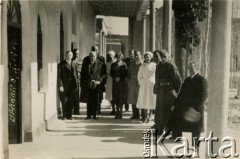 1944, Isfahan, Iran.
Minister skarbu Henryk Strasburger w angielskim szpitalu. [Polscy uchodźcy trafili do Iranu w 1942 wraz z nowoutworzonym Wojskiem Polskim pod dowództwem generała Władysława Andersa (w dwóch rzutach ewakuacyjnych z ZSRR w marcu i sierpniu). W sumie oprócz wojska dotarło tam 38 tysięcy Polaków, z czego ponad połowę stanowiły dzieci i młodzież. W Ishafanie (nazywanym „miastem polskich dzieci”) w latach 1942-1945 z uwagi na korzystny klimat umieszczono polskie sierocińce – ponad 20 zakładów wychowawczych dla ok. 3000 osób, liczne szkoły powszechne oraz średnie – ogólnokształcące i zawodowe].
Fot. NN, zbiory Ośrodka KARTA, kolekcja Adeli Duszy przekazała Halina Guść