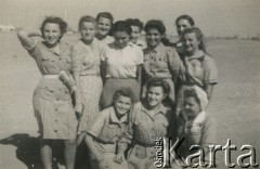 Marzec 1945, Karaczi, Indie.
Uczennice II klasy gimnazjum w obozie dla polskich uchodźców. [Polscy uchodźcy w 1942 trafili do Iran.u wraz z nowoutworzonym Wojskiem Polskim pod dowództwem generała Władysława Andersa (w dwóch rzutach ewakuacyjnych z ZSRR w marcu i sierpniu). W sumie oprócz wojska dotarło tam 38 tysięcy Polaków, z czego ponad połowę stanowiły dzieci i młodzież. Około 10 tysięcy z nich trafiła potem do Indii, m.in. do dwóch obozów przejściowych w Karaczi]
Fot. NN, zbiory Ośrodka KARTA, kolekcja Adeli Duszy przekazała Halina Guść