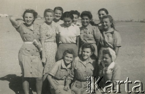 Marzec 1945, Karaczi, Indie.
Uczennice II klasy gimnazjum w obozie dla polskich uchodźców. [Polscy uchodźcy w 1942 trafili do Iran.u wraz z nowoutworzonym Wojskiem Polskim pod dowództwem generała Władysława Andersa (w dwóch rzutach ewakuacyjnych z ZSRR w marcu i sierpniu). W sumie oprócz wojska dotarło tam 38 tysięcy Polaków, z czego ponad połowę stanowiły dzieci i młodzież. Około 10 tysięcy z nich trafiła potem do Indii, m.in. do dwóch obozów przejściowych w Karaczi]
Fot. NN, zbiory Ośrodka KARTA, kolekcja Adeli Duszy przekazała Halina Guść