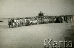 Marzec 1945, Karaczi, Indie.
Młodzież szkolna z obozu dla polskich uchodźców. [Polscy uchodźcy w 1942 trafili do Iran.u wraz z nowoutworzonym Wojskiem Polskim pod dowództwem generała Władysława Andersa (w dwóch rzutach ewakuacyjnych z ZSRR w marcu i sierpniu). W sumie oprócz wojska dotarło tam 38 tysięcy Polaków, z czego ponad połowę stanowiły dzieci i młodzież. Około 10 tysięcy z nich trafiła potem do Indii, m.in. do dwóch obozów przejściowych w Karaczi]
Fot. NN, zbiory Ośrodka KARTA, kolekcja Adeli Duszy przekazała Halina Guść