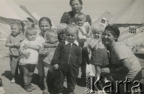 Marzec 1945, Karaczi, Indie.
Grupa najmłodszych dzieci z obozu dla polskich uchodźców wraz z opiekunkami. Oryginalny podpis: 