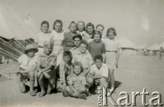 Marzec 1945, Karaczi, Indie.
Wychowankowie sierocińca w obozie dla polskich uchodźców. [Polscy uchodźcy w 1942 trafili do Iran.u wraz z nowoutworzonym Wojskiem Polskim pod dowództwem generała Władysława Andersa (w dwóch rzutach ewakuacyjnych z ZSRR w marcu i sierpniu). W sumie oprócz wojska dotarło tam 38 tysięcy Polaków, z czego ponad połowę stanowiły dzieci i młodzież. Około 10 tysięcy z nich trafiła potem do Indii, m.in. do dwóch obozów przejściowych w Karaczi]
Fot. NN, zbiory Ośrodka KARTA, kolekcja Adeli Duszy przekazała Halina Guść