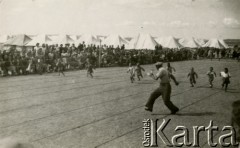 31.12.1944, Karaczi, Indie.
Święto sportowe, najmłodsi uczestnicy w czasie biegu. [Polscy uchodźcy w 1942 trafili do Iran.u wraz z nowoutworzonym Wojskiem Polskim pod dowództwem generała Władysława Andersa (w dwóch rzutach ewakuacyjnych z ZSRR w marcu i sierpniu). W sumie oprócz wojska dotarło tam 38 tysięcy Polaków, z czego ponad połowę stanowiły dzieci i młodzież. Około 10 tysięcy z nich trafiła potem do Indii, m.in. do dwóch obozów przejściowych w Karaczi]
Fot. NN, zbiory Ośrodka KARTA, kolekcja Adeli Duszy przekazała Halina Guść