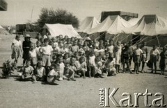 Marzec 1945, Karaczi, Indie.
Uczniowie szkoły powszechnej i grupa przedszkolaków z obozu dla polskich uchodźców. [Polscy uchodźcy w 1942 trafili do Iran.u wraz z nowoutworzonym Wojskiem Polskim pod dowództwem generała Władysława Andersa (w dwóch rzutach ewakuacyjnych z ZSRR w marcu i sierpniu). W sumie oprócz wojska dotarło tam 38 tysięcy Polaków, z czego ponad połowę stanowiły dzieci i młodzież. Około 10 tysięcy z nich trafiła potem do Indii, m.in. do dwóch obozów przejściowych w Karaczi]
Fot. NN, zbiory Ośrodka KARTA, kolekcja Adeli Duszy przekazała Halina Guść