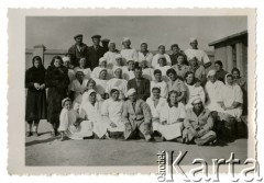 1943, Teheran, Iran.
Pracownicy kuchni w obozie dla polskich uchodźców nr 2. [Polscy uchodźcy trafili do Iranu w 1942 wraz z nowoutworzonym Wojskiem Polskim pod dowództwem generała Władysława Andersa (w dwóch rzutach ewakuacyjnych z ZSRR w marcu i sierpniu). W sumie oprócz wojska dotarło tam 38 tysięcy Polaków, z czego ponad połowę stanowiły dzieci i młodzież. W Teheranie powstały trzy obozy dla ludności cywilnej i sierociniec; stąd kierowano Polaków do stałych osiedli w różnych rejonach świata (np. w Nowej Zelandii, Ugandzie, Meksyku)].
Fot. NN, zbiory Ośrodka KARTA, kolekcja Adeli Duszy przekazała Halina Guść