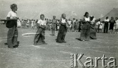 1945, Karaczi, Indie.
Zawody sportowe w obozie dla polskich uchodźców: bieg w workach. [Polscy uchodźcy w 1942 trafili do Iran.u wraz z nowoutworzonym Wojskiem Polskim pod dowództwem generała Władysława Andersa (w dwóch rzutach ewakuacyjnych z ZSRR w marcu i sierpniu). W sumie oprócz wojska dotarło tam 38 tysięcy Polaków, z czego ponad połowę stanowiły dzieci i młodzież. Około 10 tysięcy z nich trafiła potem do Indii, m.in. do dwóch obozów przejściowych w Karaczi]
Fot. NN, zbiory Ośrodka KARTA, kolekcja Adeli Duszy przekazała Halina Guść