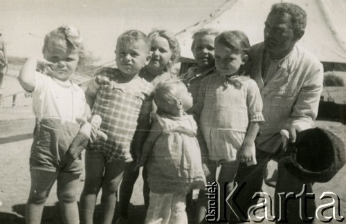 Marzec 1945, Karaczi, Indie.
Grupa najmłodszych dzieci z obozu dla polskich uchodźców. Oryginalny podpis: 