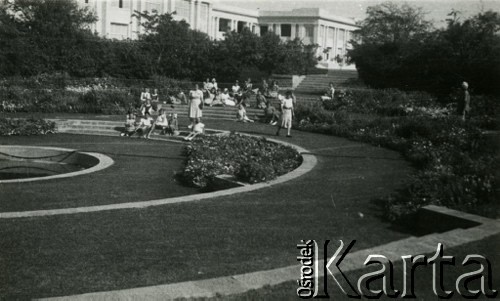 1945, Karaczi, Indie.
Wizyta dzieci z obozu dla polskich uchodźców w domu gubernatora Hugh Dowa. [Polscy uchodźcy w 1942 trafili do Iran.u wraz z nowoutworzonym Wojskiem Polskim pod dowództwem generała Władysława Andersa (w dwóch rzutach ewakuacyjnych z ZSRR w marcu i sierpniu). W sumie oprócz wojska dotarło tam 38 tysięcy Polaków, z czego ponad połowę stanowiły dzieci i młodzież. Około 10 tysięcy z nich trafiła potem do Indii, m.in. do dwóch obozów przejściowych w Karaczi]
Fot. NN, zbiory Ośrodka KARTA, kolekcja Adeli Duszy przekazała Halina Guść