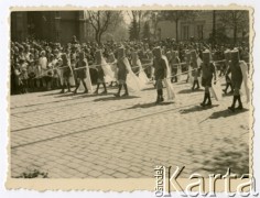 1945, Karaczi, Indie.
Zawody sportowe: defilada chłopców w strojach rycerskich. [Polscy uchodźcy w 1942 trafili do Iran.u wraz z nowoutworzonym Wojskiem Polskim pod dowództwem generała Władysława Andersa (w dwóch rzutach ewakuacyjnych z ZSRR w marcu i sierpniu). W sumie oprócz wojska dotarło tam 38 tysięcy Polaków, z czego ponad połowę stanowiły dzieci i młodzież. Około 10 tysięcy z nich trafiła potem do Indii, m.in. do dwóch obozów przejściowych w Karaczi]
Fot. NN, zbiory Ośrodka KARTA, kolekcja Adeli Duszy przekazała Halina Guść