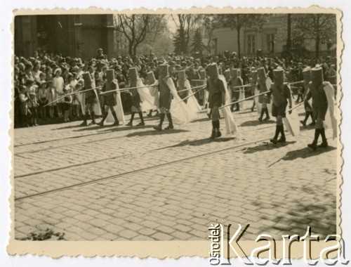 1945, Karaczi, Indie.
Zawody sportowe: defilada chłopców w strojach rycerskich. [Polscy uchodźcy w 1942 trafili do Iran.u wraz z nowoutworzonym Wojskiem Polskim pod dowództwem generała Władysława Andersa (w dwóch rzutach ewakuacyjnych z ZSRR w marcu i sierpniu). W sumie oprócz wojska dotarło tam 38 tysięcy Polaków, z czego ponad połowę stanowiły dzieci i młodzież. Około 10 tysięcy z nich trafiła potem do Indii, m.in. do dwóch obozów przejściowych w Karaczi]
Fot. NN, zbiory Ośrodka KARTA, kolekcja Adeli Duszy przekazała Halina Guść