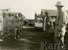 3.05.1946, Valivade, Indie.
Defilada harcerzy podczas obchodów święta Konstytucji 3 maja. [Osiedle stałe w Valivade zostało wybudowane wiosną 1943 dla polskich uchodźców (głównie kobiet z dziećmi), którzy trafili do Iran.u wraz z nowoutworzonym Wojskiem Polskim pod dowództwem generała Władysława Andersa. Posiadało m.in. polską administrację samorządową, kościół, teatr, sklepy, cukiernie, szpitale, straż pożarną. W latach 1943–1947 przez osiedle przeszło około pięciu tysięcy Polaków].
Fot. NN, zbiory Ośrodka KARTA, kolekcja Adeli Duszy przekazała Halina Guść