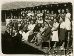 1946, Valivade, Indie.
Pracownicy starostwa. W pierwszym rzędzie siódmy od lewej starosta Roman Dusza. [Osiedle stałe w Valivade zostało wybudowane wiosną 1943 dla polskich uchodźców (głównie kobiet z dziećmi), którzy trafili do Iran.u wraz z nowoutworzonym Wojskiem Polskim pod dowództwem generała Władysława Andersa. Posiadało m.in. polską administrację samorządową, kościół, teatr, sklepy, cukiernie, szpitale, straż pożarną. W latach 1943–1947 przez osiedle przeszło około pięciu tysięcy Polaków].
Fot. NN, zbiory Ośrodka KARTA, kolekcja Adeli Duszy przekazała Halina Guść