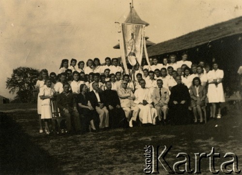 1946, Valivade, Indie.
Poświęcenie chorągwi kościelnej. [Osiedle stałe w Valivade zostało wybudowane wiosną 1943 dla polskich uchodźców (głównie kobiet z dziećmi), którzy trafili do Iran.u wraz z nowoutworzonym Wojskiem Polskim pod dowództwem generała Władysława Andersa. Posiadało m.in. polską administrację samorządową, kościół, teatr, sklepy, cukiernie, szpitale, straż pożarną. W latach 1943–1947 przez osiedle przeszło około pięciu tysięcy Polaków].
Fot. NN, zbiory Ośrodka KARTA, kolekcja Adeli Duszy przekazała Halina Guść