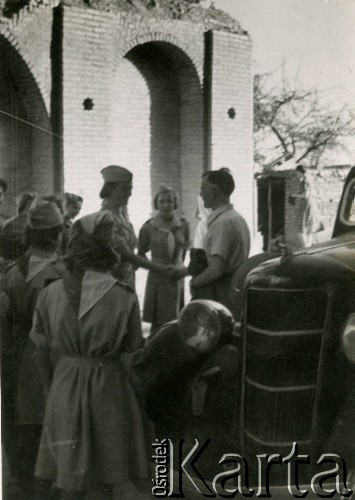 1946, Valivade, Indie.
Starosta Roman Dusza z wizytą w obozie dla polskich uchodźców. [Osiedle stałe w Valivade zostało wybudowane wiosną 1943 dla polskich uchodźców (głównie kobiet z dziećmi), którzy trafili do Iran.u wraz z nowoutworzonym Wojskiem Polskim pod dowództwem generała Władysława Andersa. Posiadało m.in. polską administrację samorządową, kościół, teatr, sklepy, cukiernie, szpitale, straż pożarną. W latach 1943–1947 przez osiedle przeszło około pięciu tysięcy Polaków].
Fot. NN, zbiory Ośrodka KARTA, kolekcja Adeli Duszy przekazała Halina Guść