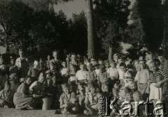 1946, Valivade, Indie.
Starosta Roman Dusza (po środku) wizytuje harcerzy z obozu dla polskich uchodźców. [Osiedle stałe w Valivade zostało wybudowane wiosną 1943 dla polskich uchodźców (głównie kobiet z dziećmi), którzy trafili do Iran.u wraz z nowoutworzonym Wojskiem Polskim pod dowództwem generała Władysława Andersa. Posiadało m.in. polską administrację samorządową, kościół, teatr, sklepy, cukiernie, szpitale, straż pożarną. W latach 1943–1947 przez osiedle przeszło około pięciu tysięcy Polaków].
Fot. NN, zbiory Ośrodka KARTA, kolekcja Adeli Duszy przekazała Halina Guść